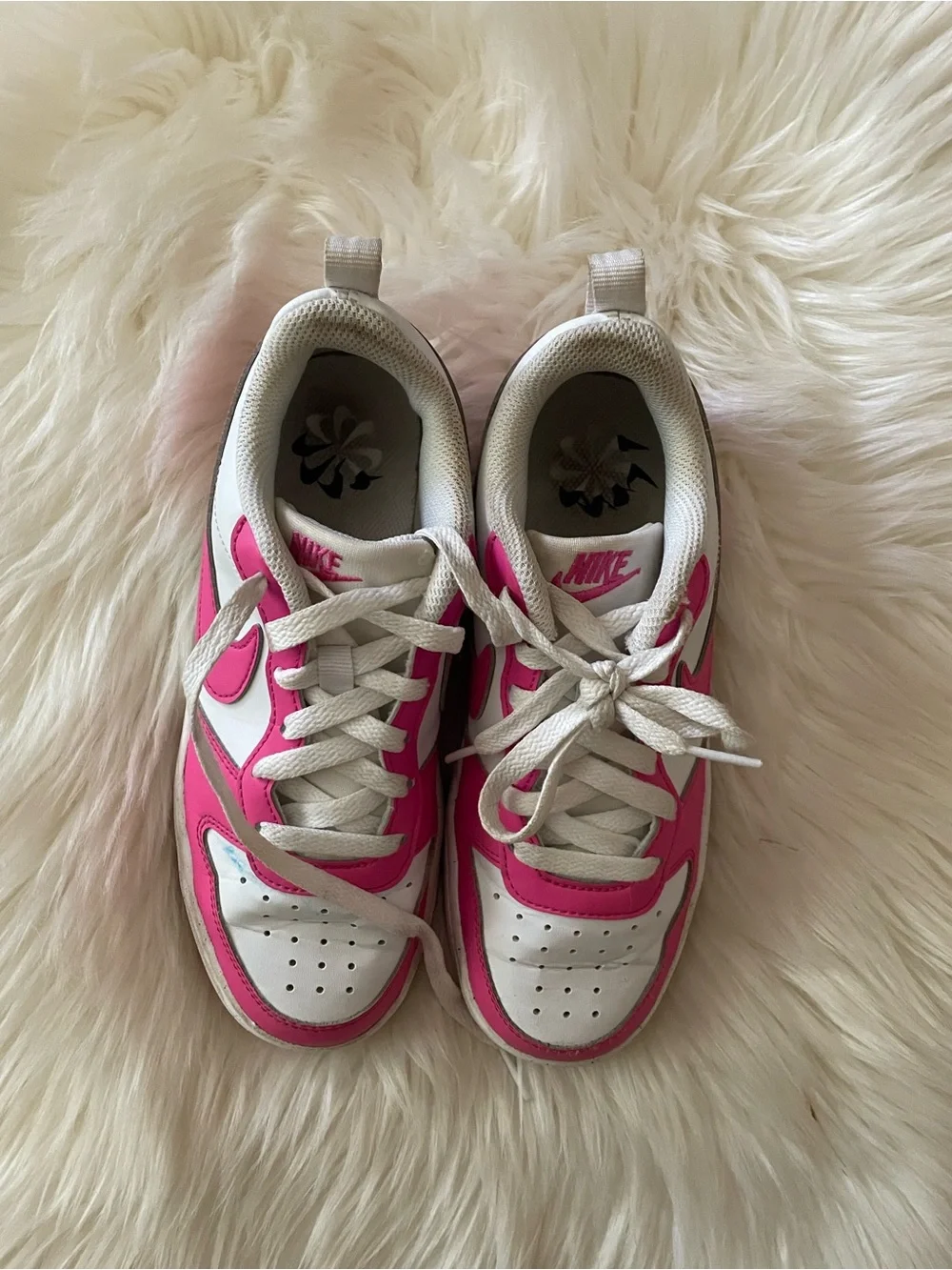 Nike Kids Low-Top Sneakers in White and Hot Pink